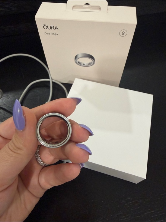Oura ring- gen 4 brushed silver size 9 Ring with Charger